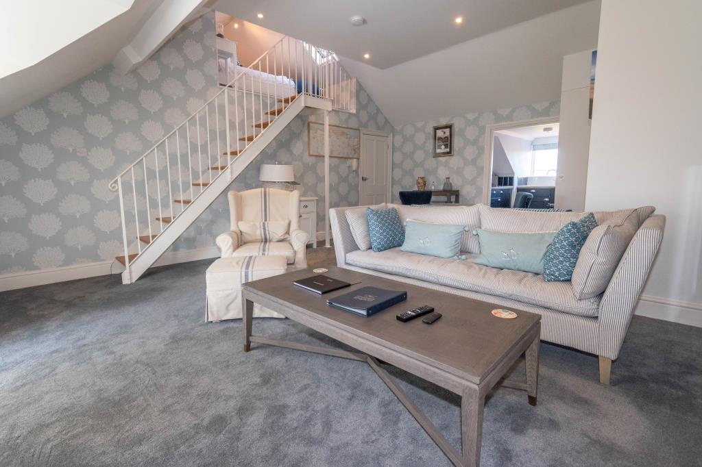 Lot: 29 - CHARACTERFUL FLAT IN A DESIRABLE NORFOLK COASTAL TOWN - Alternative view of the living room with bedroom and kitchen